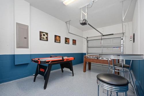 Luxury 5 bedroom suites 5 minutes from Disney - image 4