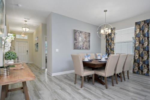 Luxury 5 bedroom suites 5 minutes from Disney - image 6