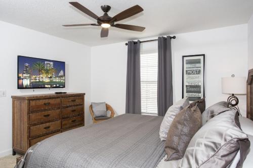 Stunning 6 bedrooms home at Champions Gate - image 6