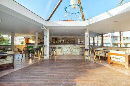 Iris Hotel - image 11