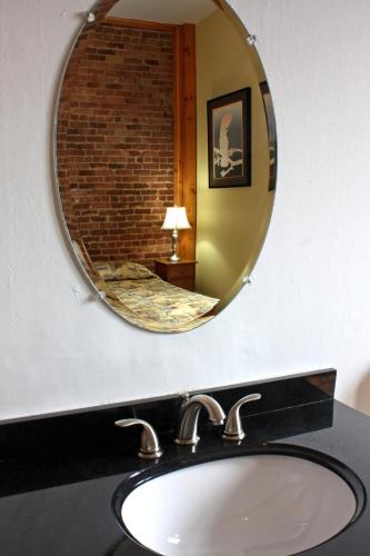 Budget Room with Two Double Beds and Shared Bathroom image 4