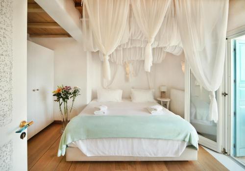  Faros Armenistis Villa Sleeps 25 Pool Air Con WiFi in Agios Ioannis Mykonos