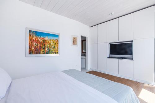  Agios Lazaros Villa Sleeps 15 Pool Air Con WiFi in Psarrou