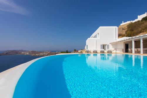  Agios Lazaros Villa Sleeps 15 Pool Air Con WiFi, Pension in Psarrou