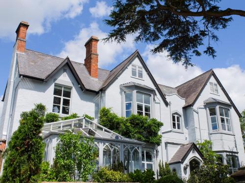 Wollaston Chateau Sleeps 19 Wifi, Coedway, Mid Wales