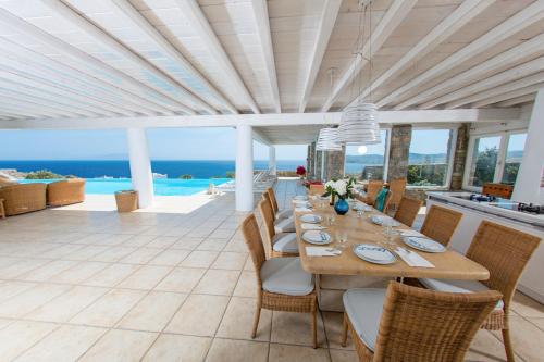  Kalafati Villa Sleeps 14 Pool Air Con WiFi in Kalafatis