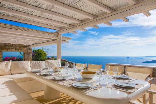  Agios Lazaros Villa Sleeps 12 Pool Air Con WiFi in Psarrou