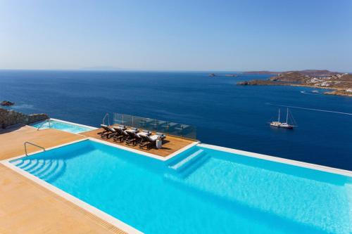  Agios Lazaros Villa Sleeps 12 Pool Air Con WiFi in Psarrou
