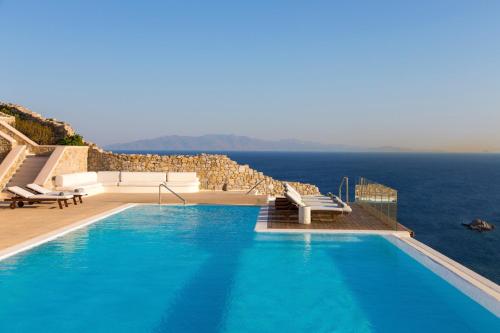  Agios Lazaros Villa Sleeps 12 Pool Air Con WiFi, Pension in Psarrou
