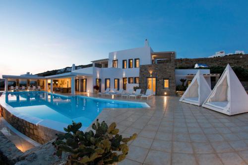  Kalafati Villa Sleeps 14 Pool Air Con WiFi in Kalafatis