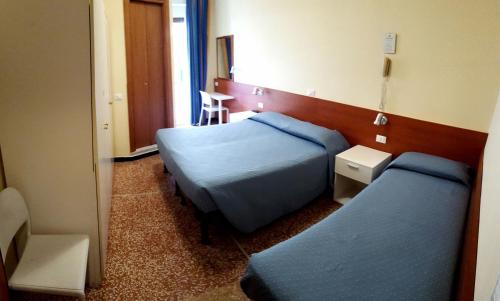 1 queen bed, 1 twin bed