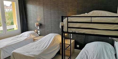 1 double bed, 2 twin beds