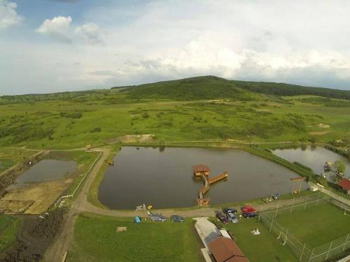 Ardelean Lake House – khách sạn tại Khac