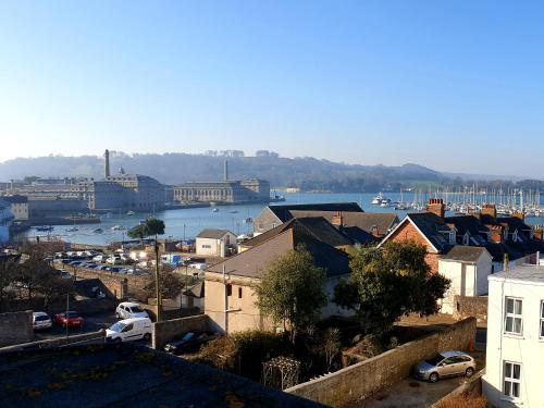 B&B Plymouth - Pure B - Exceptional views of Tamar & Royal William Yard with Free Parking & Wifi - Bed and Breakfast Plymouth