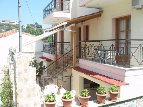 Вход, Hellen Studios in Остров Скиатос