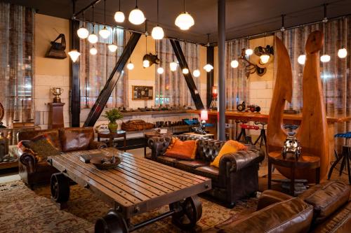 Shared lounge/TV area, Poshtel in Oamaru