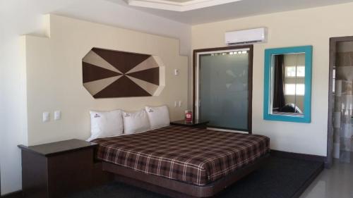 HOTEL AZTECA INN in Енсенада