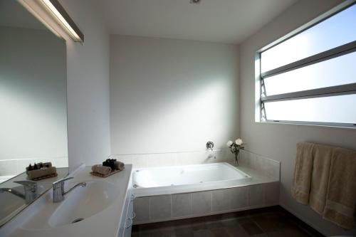 ห้องน้ำ, Broadway Motel & Miro Court Villas in มาทามาทา