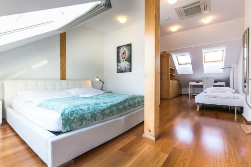 Attic Apartment by Wenceslas Square, Praha (fotografie 10)