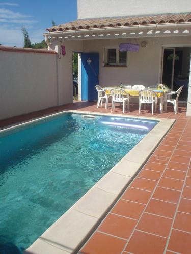 Maison Bleue 7 Rue du Stade gîte à louer Feuilla