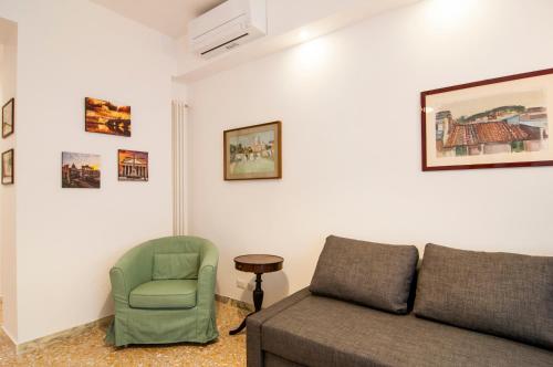 Vatican Museums Roomy Apartment - image 12