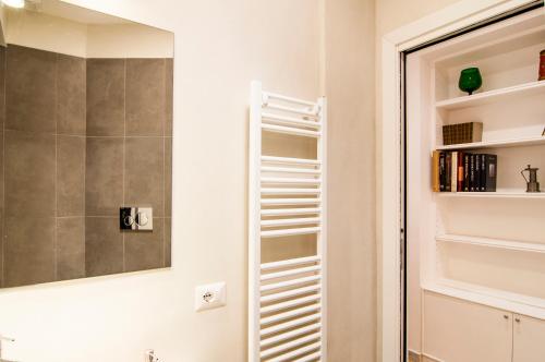 Vatican Museums Roomy Apartment - image 7