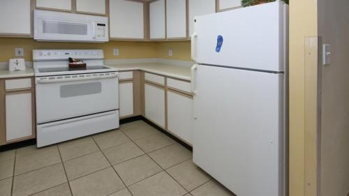 Direct Oceanfront 2 bd/2ba Sleeps 8 WOW views! - image 7