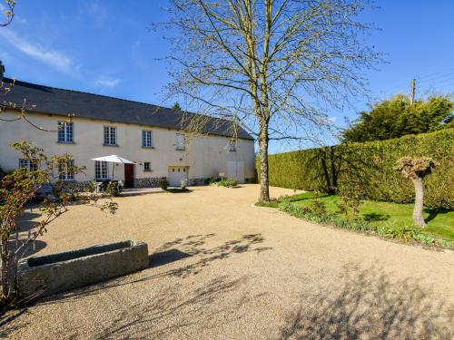 Holiday home with pretty terrace and garden, near the Paimpont forest