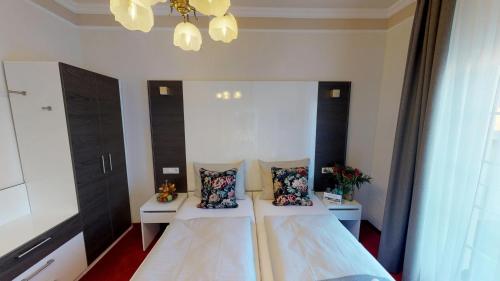 2 twin beds