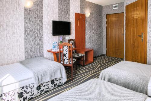 3 twin beds