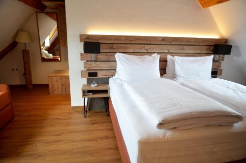 1 queen bed, 1 twin bed