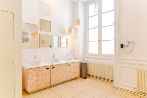 SLO Hostel Lyon les Pentes Room Type - Double Room with Shared Bathroom