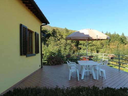  Pretty Holiday Home with Garden Garden Furniture Barbecue in San Quirico