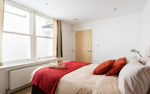 Classic Two-Bedroom Apartment Pimlico - image 2