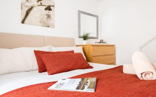 Classic Two-Bedroom Apartment Pimlico - image 7