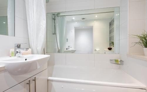 Classic Two-Bedroom Apartment Pimlico - image 4