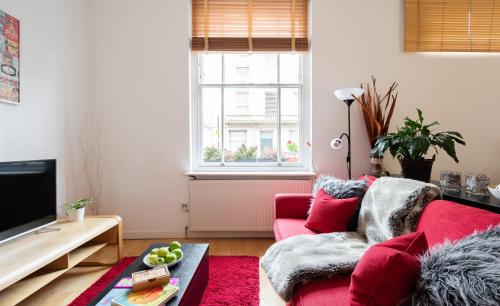 Classic Two-Bedroom Apartment Pimlico - image 10