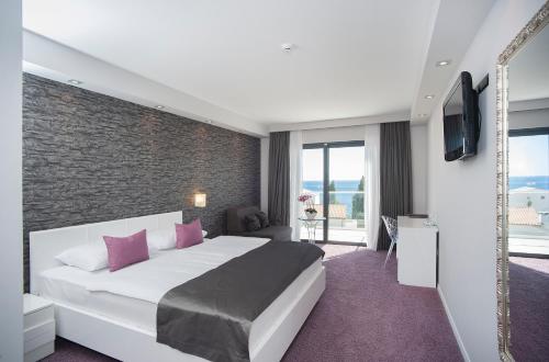 Hotel Life - image 6