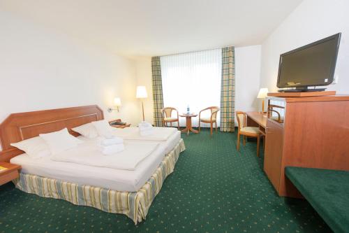 Maifeld Sport- und Tagungshotel Stop at Maifeld Sport- und Tagungshotel to discover the wonders of Werl. The property offers a high standard of service and amenities to suit the individual needs of all travelers. Service-minded staf