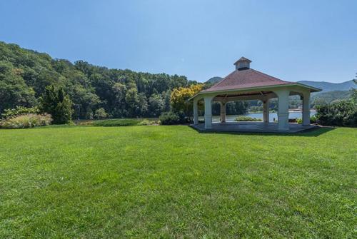 Captain's Quarters on Lake Lure - image 8