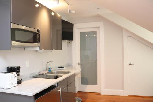 Downtown Beacon Hill, Convenient, Comfy Studio #14 in Boston, USA