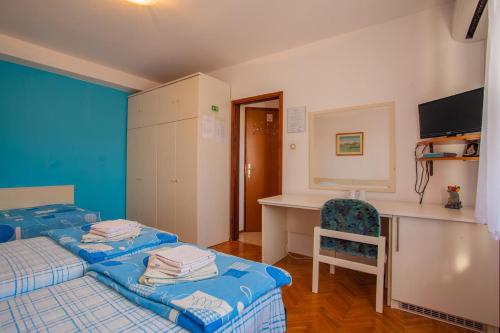 Rooms with a parking space Cres - 2512, Cres (Foto 10)