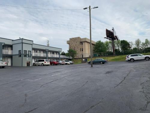 Royal Inn & Suites – Knoxville, TN