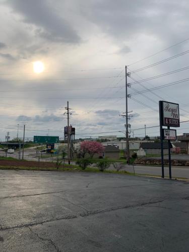 Royal Inn & Suites – Knoxville, TN