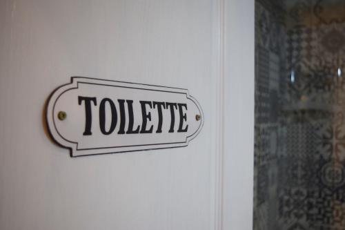 Single Room with Shared Bathroom image 4