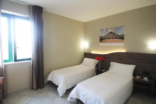 2 twin beds