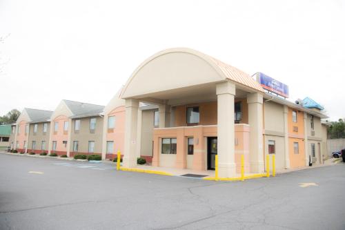 Howard Johnson by Wyndham Allentown/Dorney Hotel & Suites - image 2