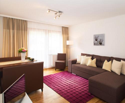 1 queen bed, 2 sofa beds, 1 futon bed