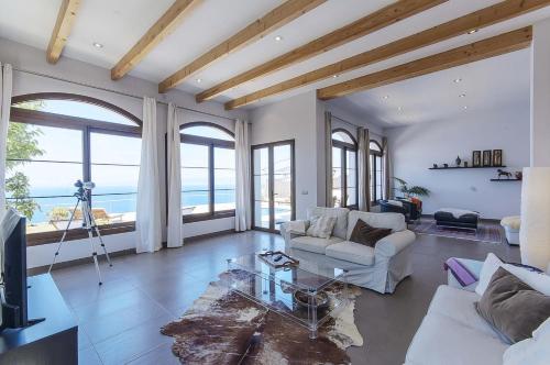 Villa con vista al mar y piscina privada cerca de Cala Blava - image 9