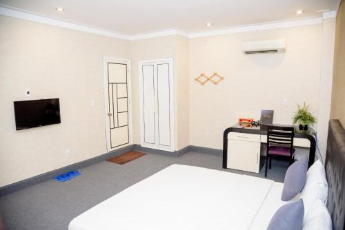 Ha Trinh Hotel Stop at Ha Trinh Hotel to discover the wonders of Bien Hoa (Dong Nai). Offering a variety of facilities and services, the property provides all you need for a good nights sleep. To be found at the pr